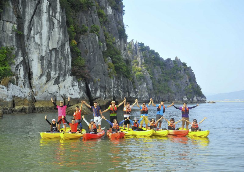 Giá vé chèo thuyền kayaking ở Vịnh Hạ Long | Tourdulichhalonggiare.com